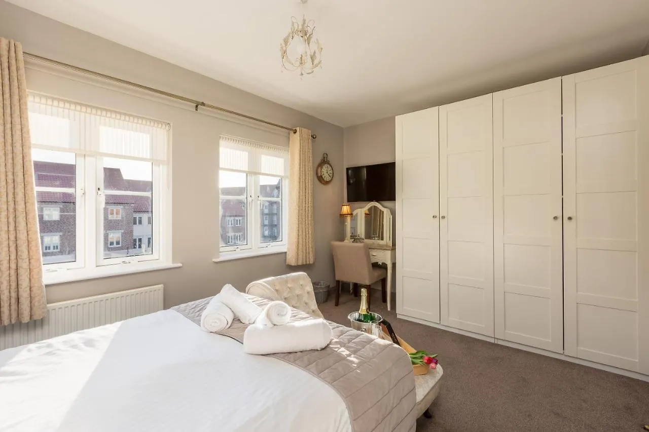 Holiday home Sugar Reef: Modern Garden House with EV Charging near Whitby Beach
