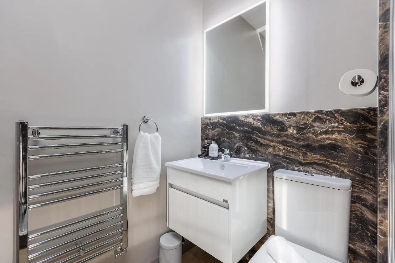 Holiday home Sugar Reef: Modern Garden House with EV Charging near Whitby Beach